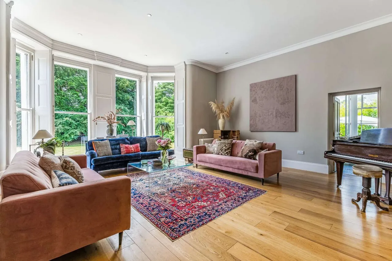 Froyle House, Upper Froyle, Alton, Hampshire, GU34 4JX, photo 2