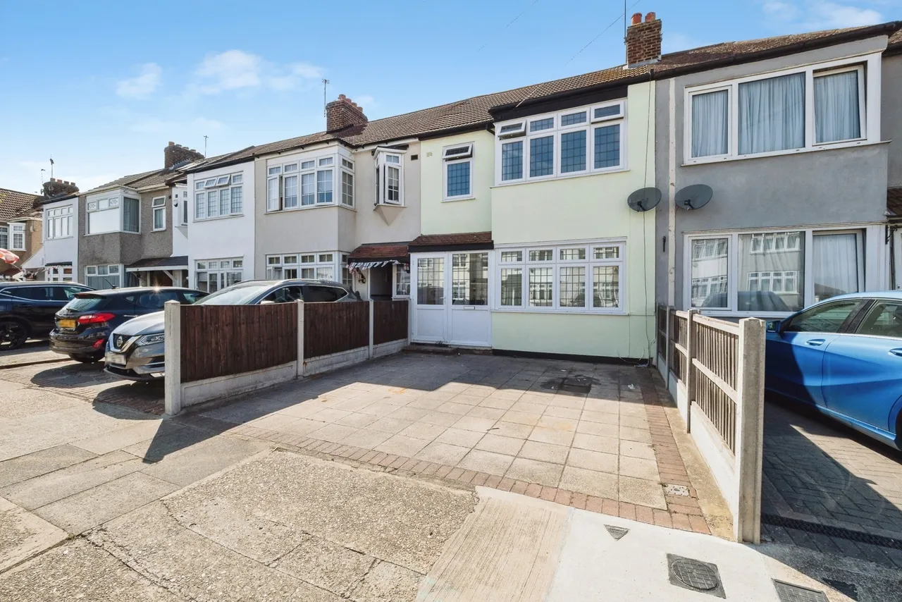 3 bed house for sale — Jersey Road, Rainham, RM13
