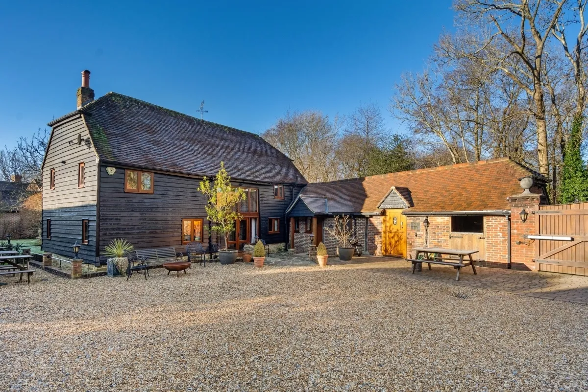 5 bed barn to rent — Kerves Lane Horsham RH13