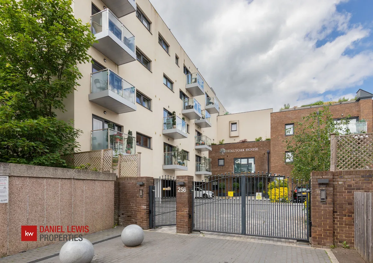 High Road, Loughton, IG10, photo 24