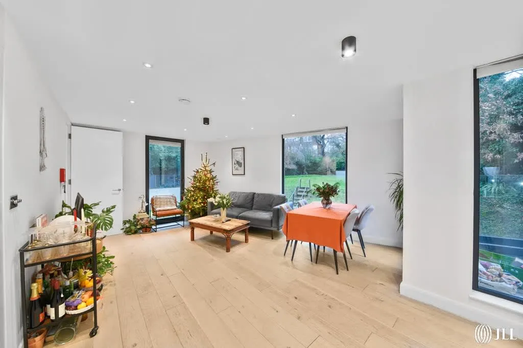 Finchley Road, London, NW3, photo 6