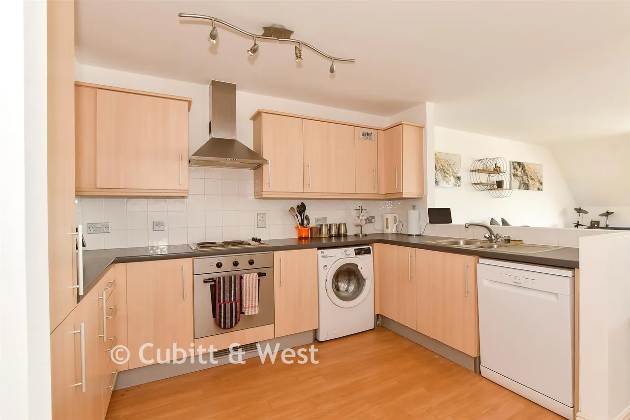 Fairbank Road, Southwater, RH13, photo 3
