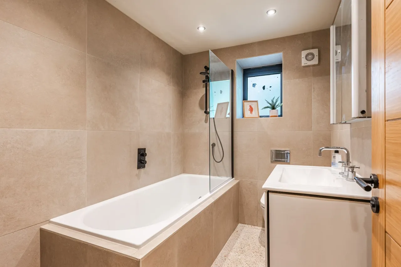 Beautifully Remodelled Contemporary H, photo 15