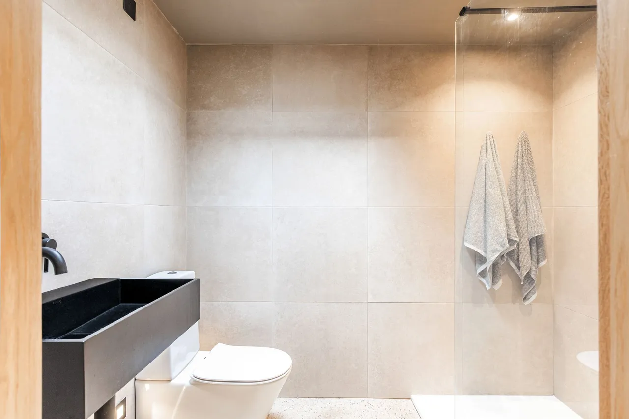 Beautifully Remodelled Contemporary H, photo 11