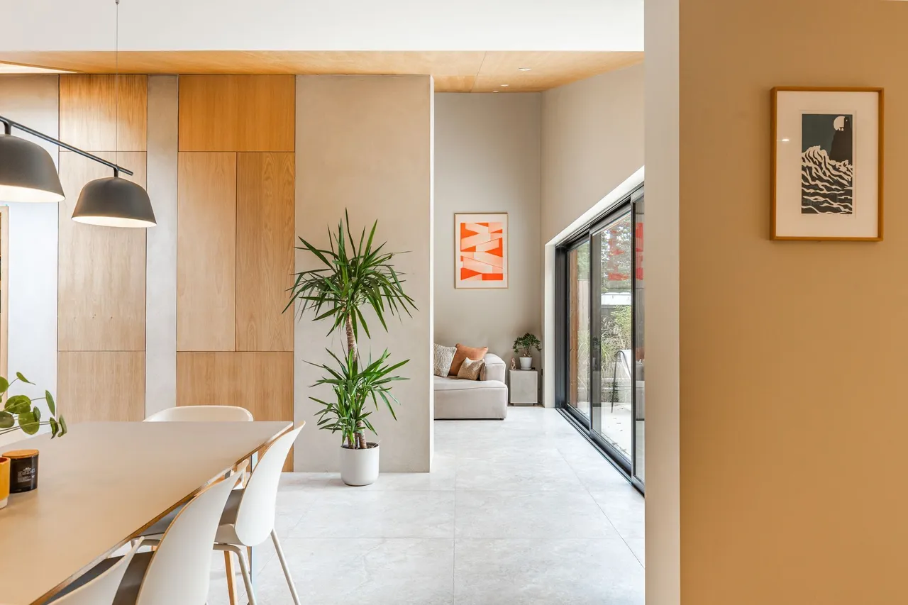 Beautifully Remodelled Contemporary H, photo 3