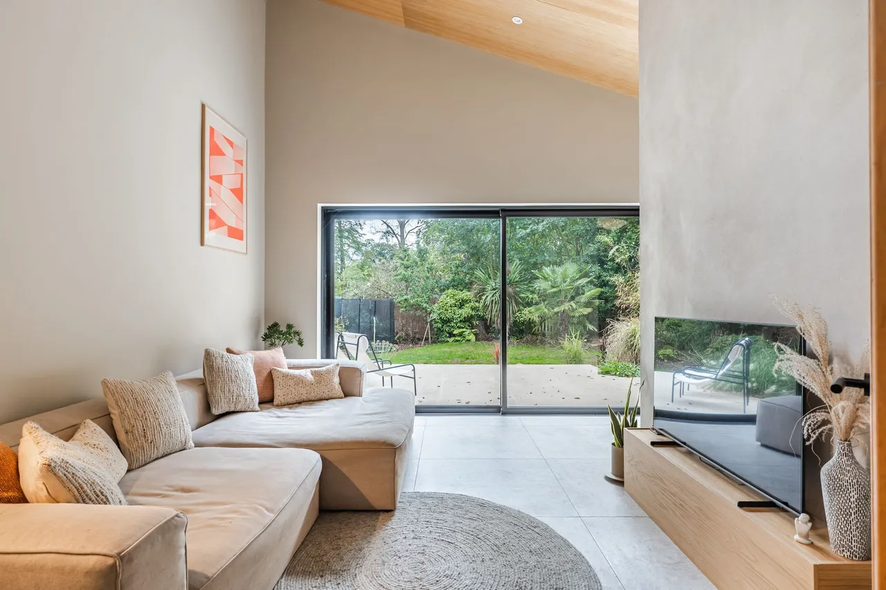 Beautifully Remodelled Contemporary H, photo 4