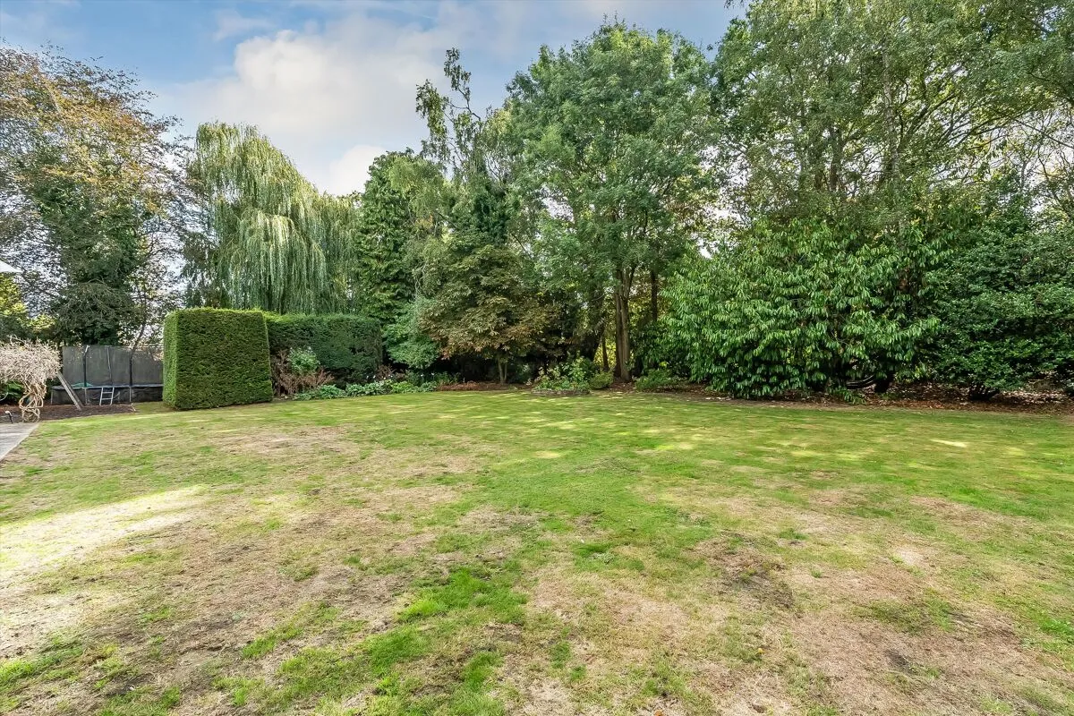 Bagshot Road, West End, GU24, photo 26