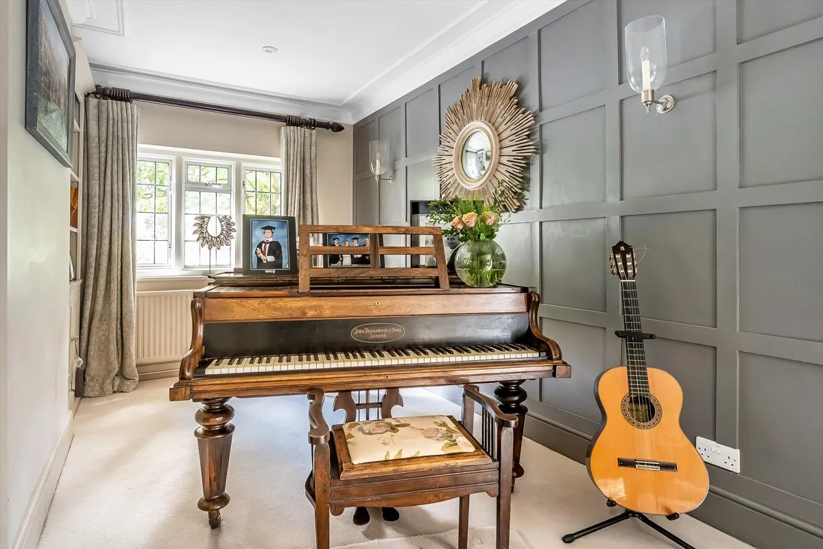 Bagshot Road, West End, GU24, photo 9