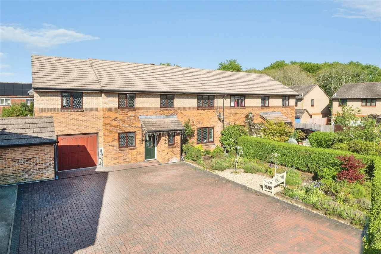 6 bed house for sale — Thompson Drive, Caversfield, Bicester, Oxfordshire, OX27