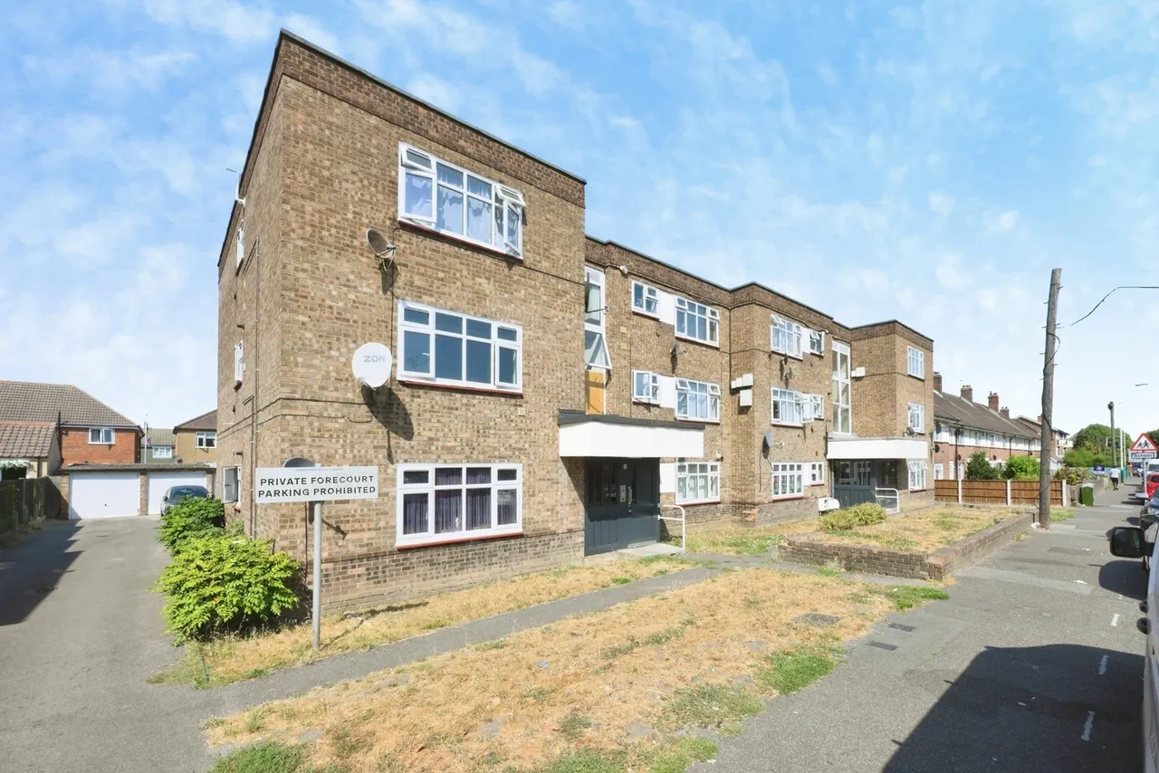 2 bed flat for sale — Rush Green Road, ROMFORD, Essex, RM7