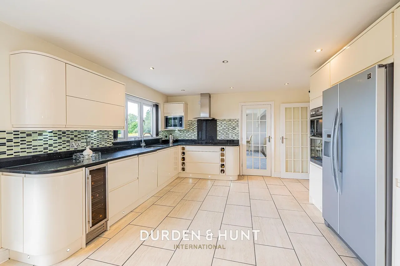 Manor Road, Lambourne End, RM4, photo 5