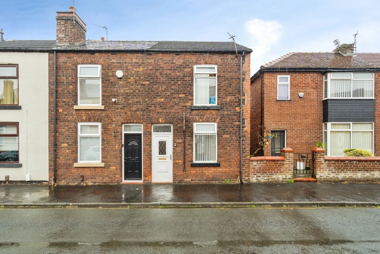 2 bed house for sale, Elizabeth Street, Manchester, M46