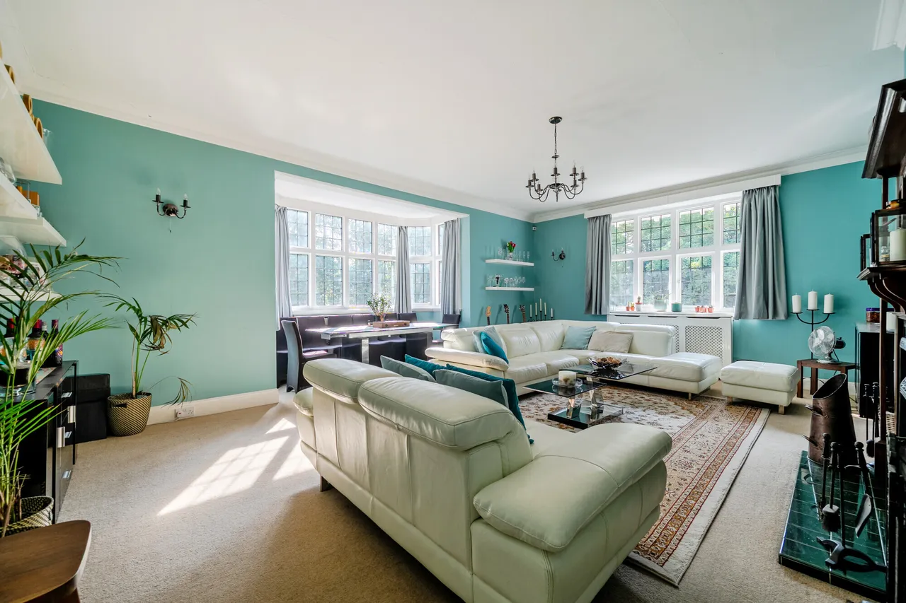 3 bed flat for sale — Longdown Road, Lower Bourne Farnham, ...
