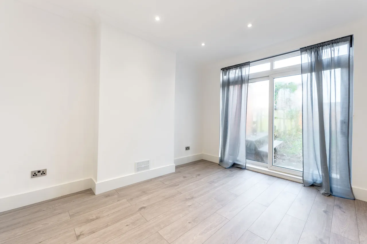 106 Burnley Road, London, photo 5