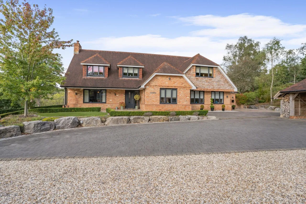 4 bed house for sale, Cardiff Road, Edwardsville, CF46