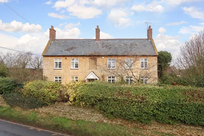 4 bed house for sale — Eakley Lanes, Stoke Goldington, Newport Pagnell, Buckinghamshire, MK16 8LP