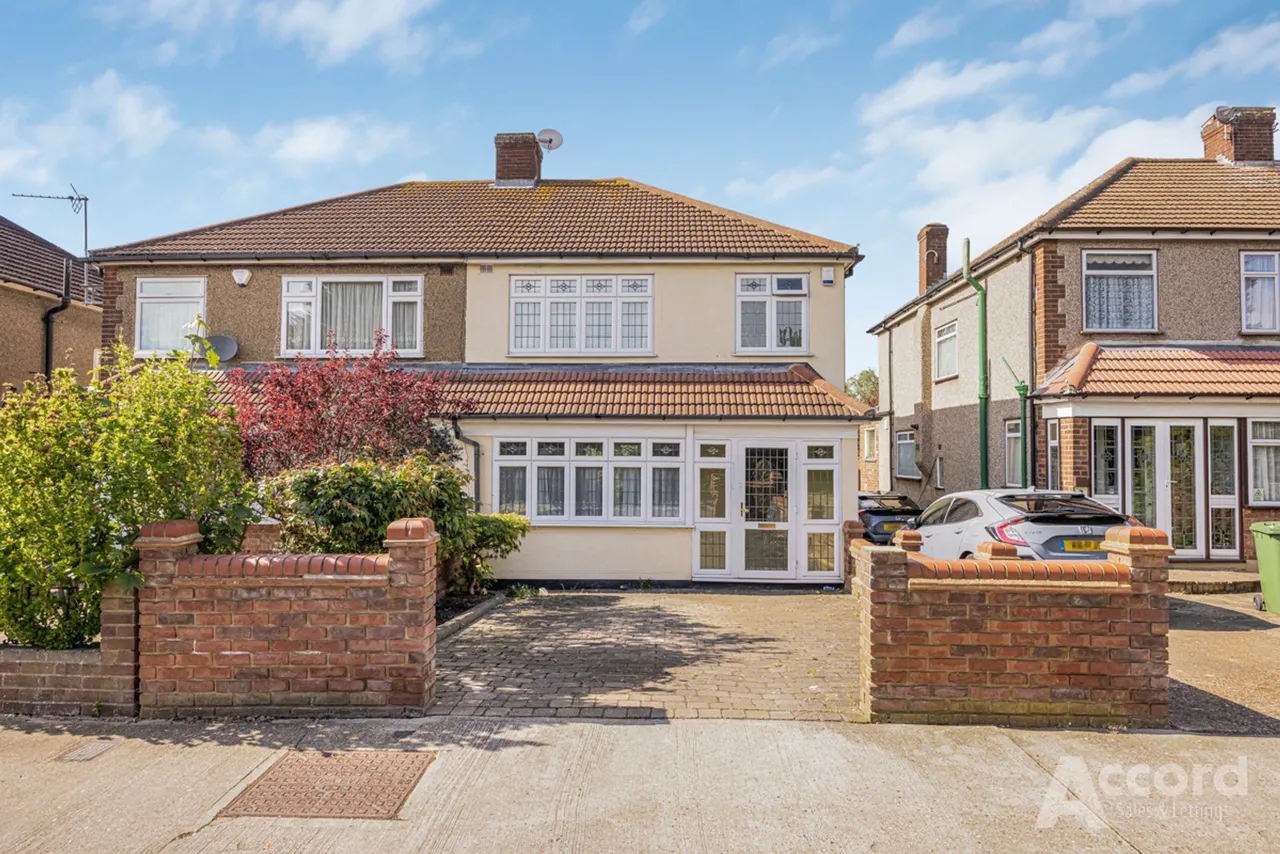 3 bed house for sale — Pettits Boulevard, Romford, RM1