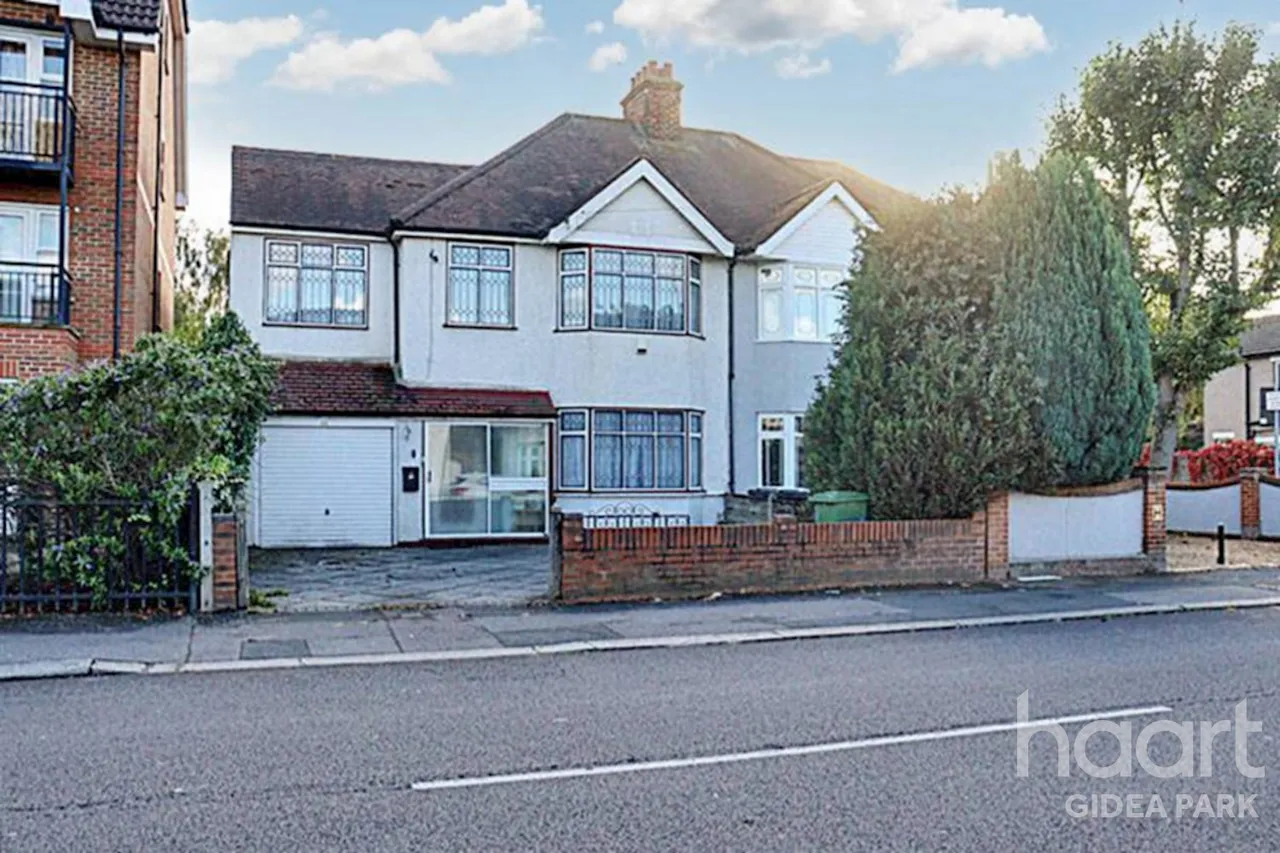 4 bed house for sale, Heath Park Road, Romford, RM2