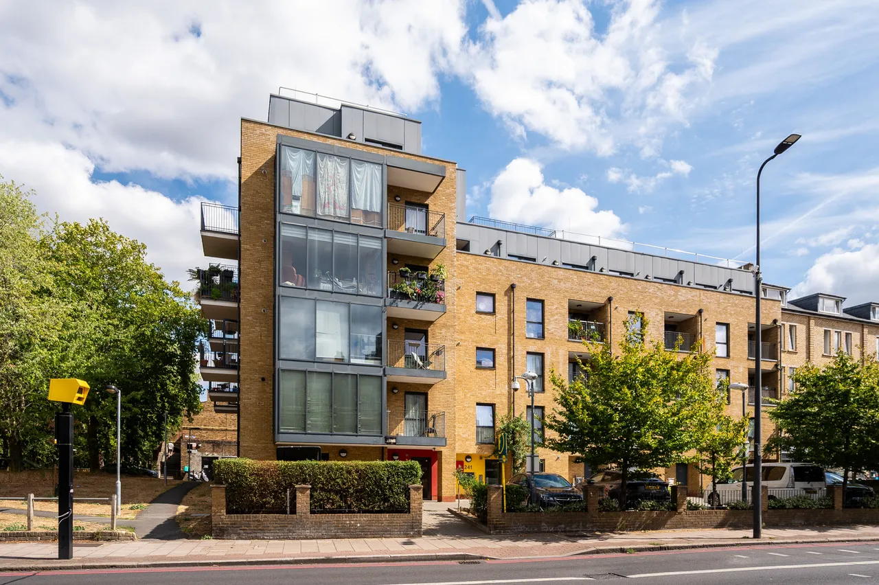 2 bed flat for sale — Flat 1, 243 Brixton Road, London