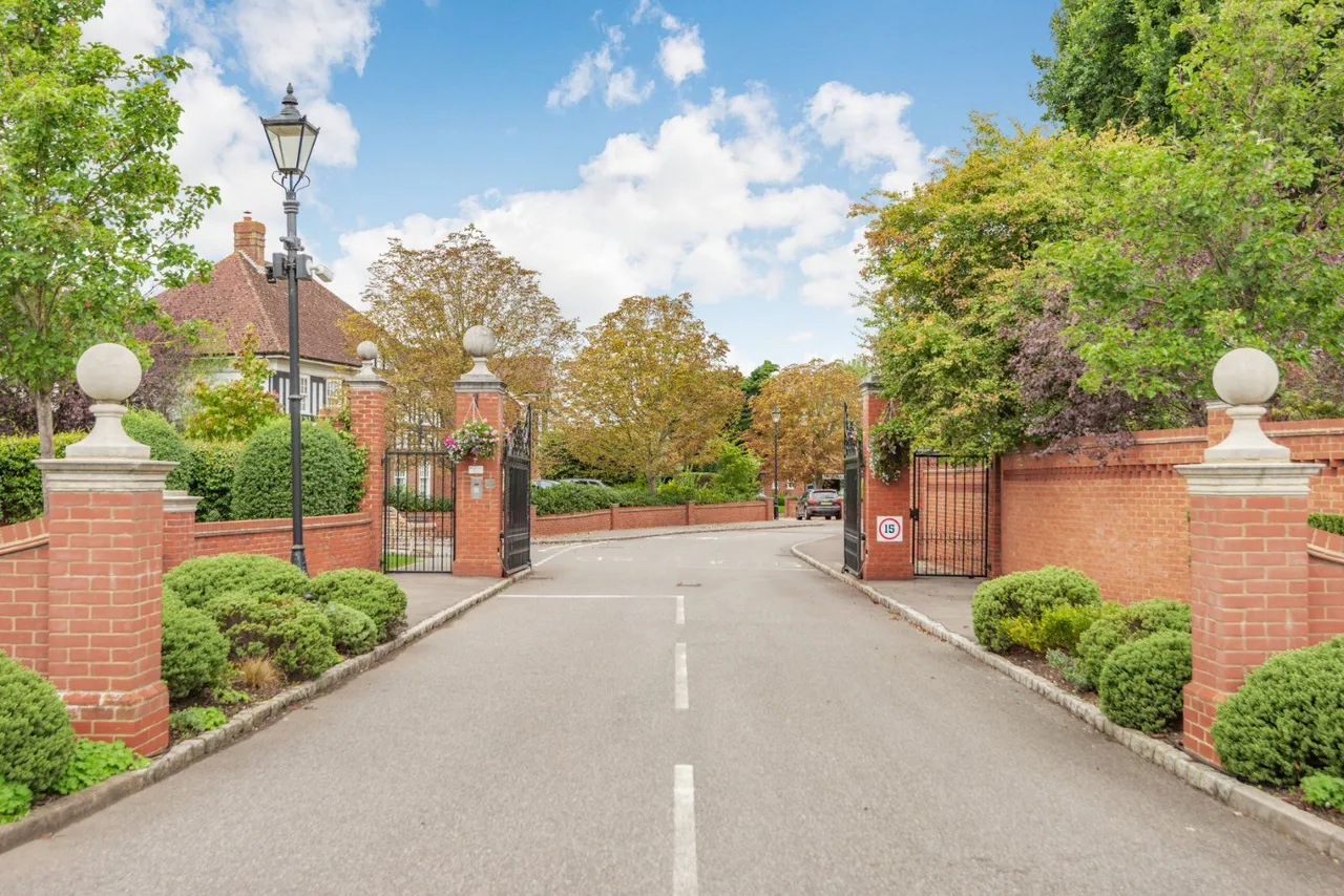 Queens Acre, Windsor, SL4, photo 16