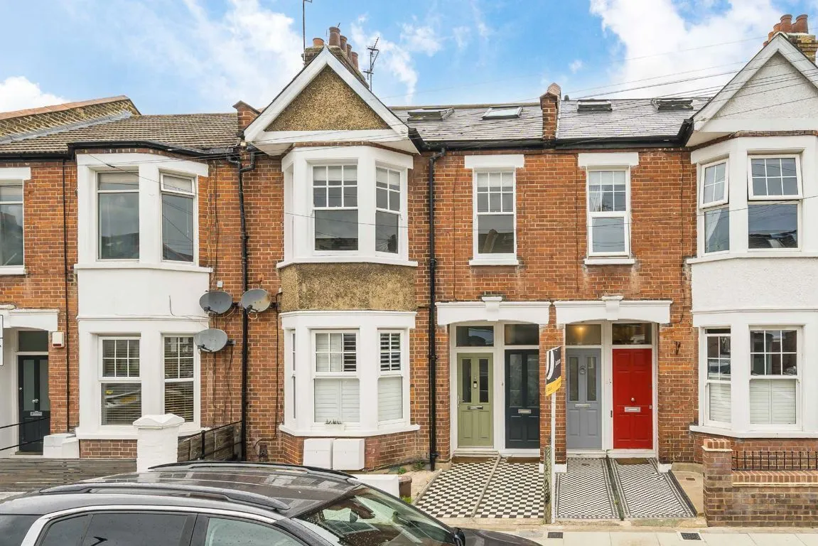 3 bed flat for sale, Waldron Road, SW18