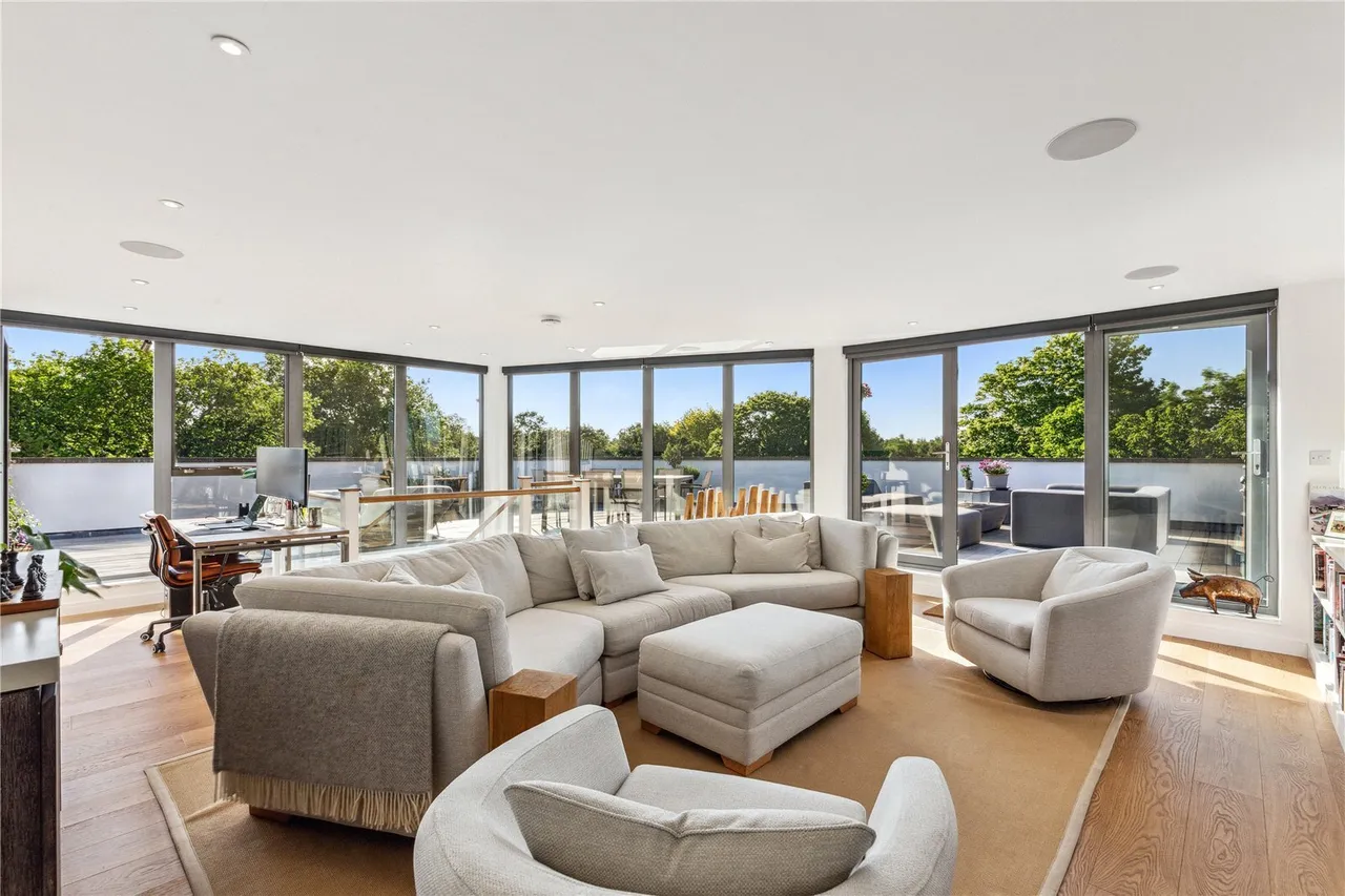 2 bed flat for sale, Trinity Road, London, SW17