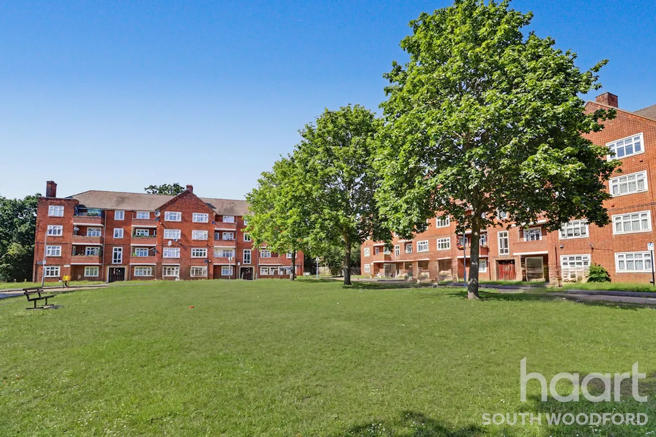 2 bed flat for sale, Althorne Gardens, London, E18