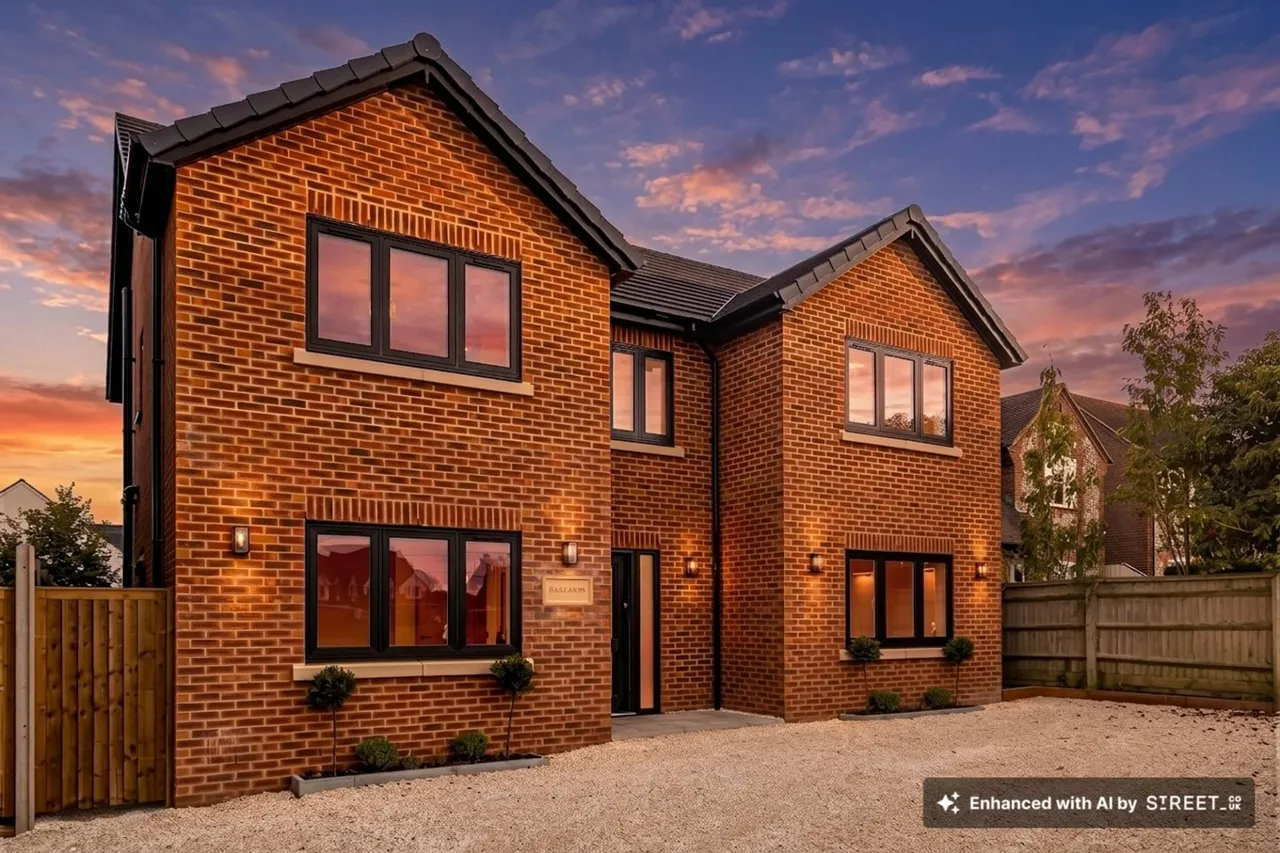 4 bed house for sale — The Common, Winchmore Hill, HP7