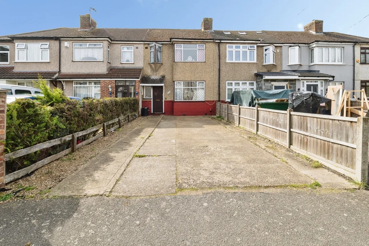3 bed house for sale — Castle Avenue, Rainham, RM13