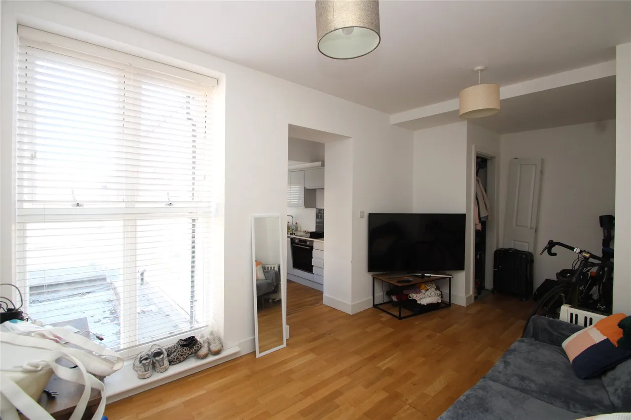 New Zealand Avenue, Walton On Thames, KT12, photo 3