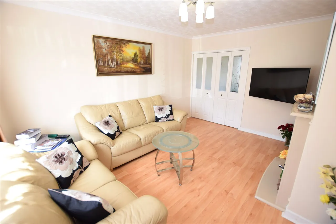 Irvine Drive, Farnborough, Hampshire, GU14 9HG, photo 3