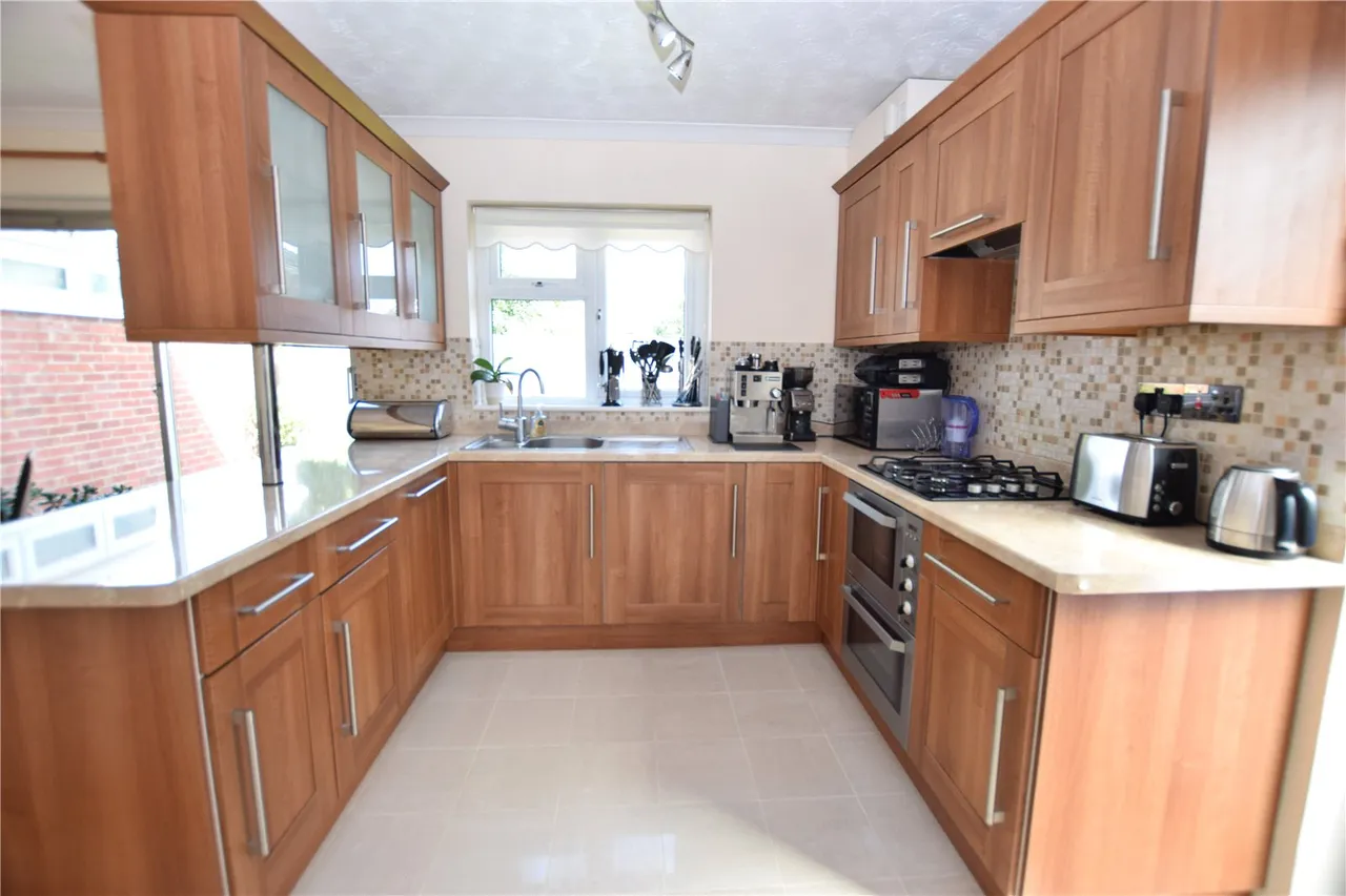 Irvine Drive, Farnborough, Hampshire, GU14 9HG, photo 2