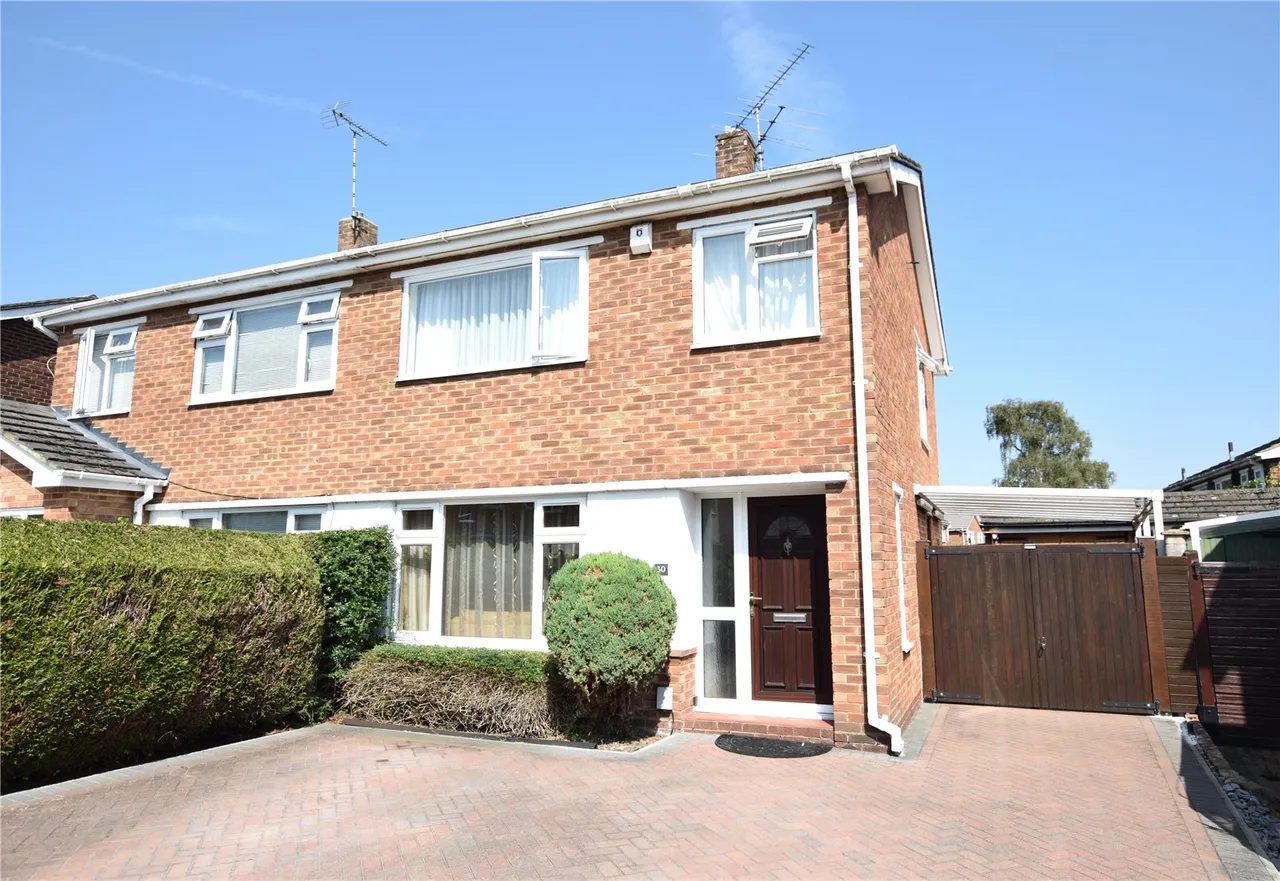 3 bed house for sale — Irvine Drive, Farnborough, Hampshire, GU14 9HG