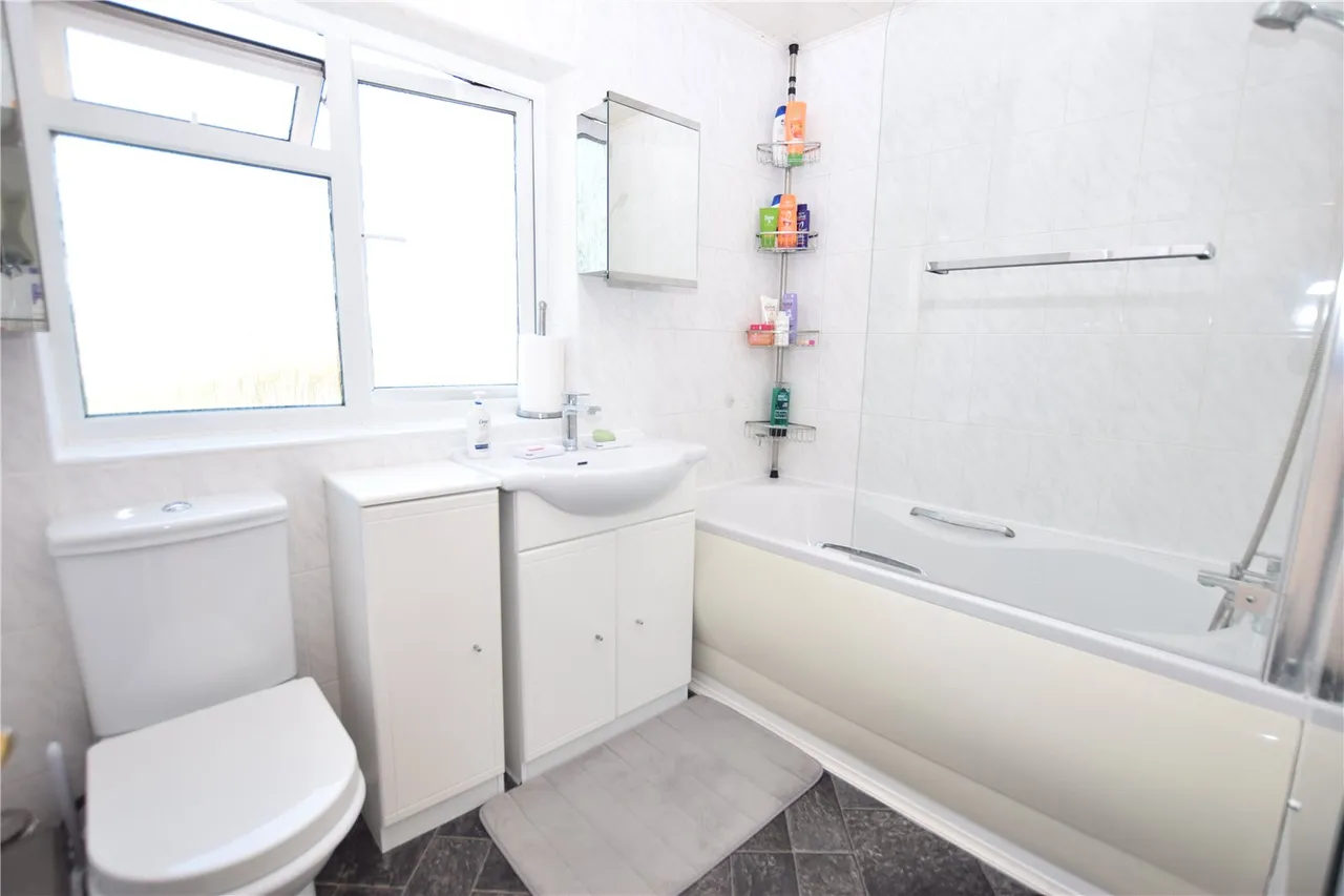 Irvine Drive, Farnborough, Hampshire, GU14 9HG, photo 8
