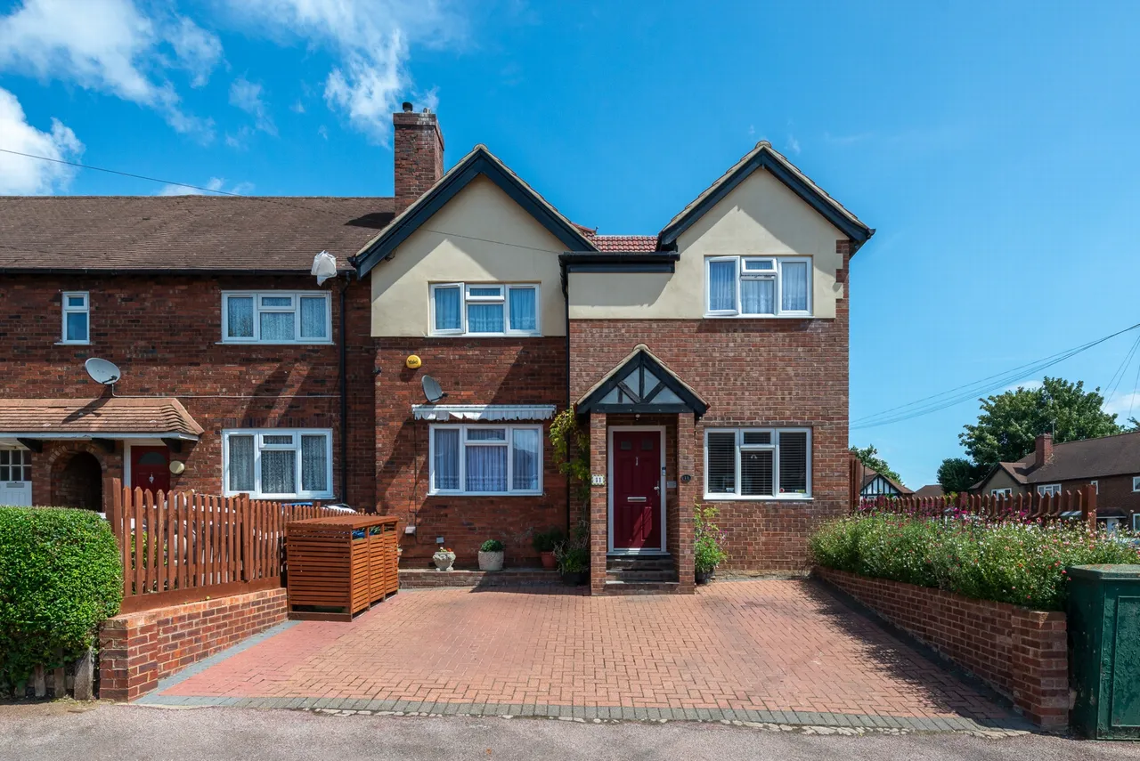 4 bed house for sale — Joan Crescent, Mottingham, SE9 5RR