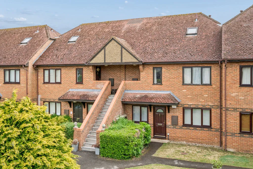 2 bed flat for sale — Denton Court Bobmore Lane, Marlow SL7 1GW