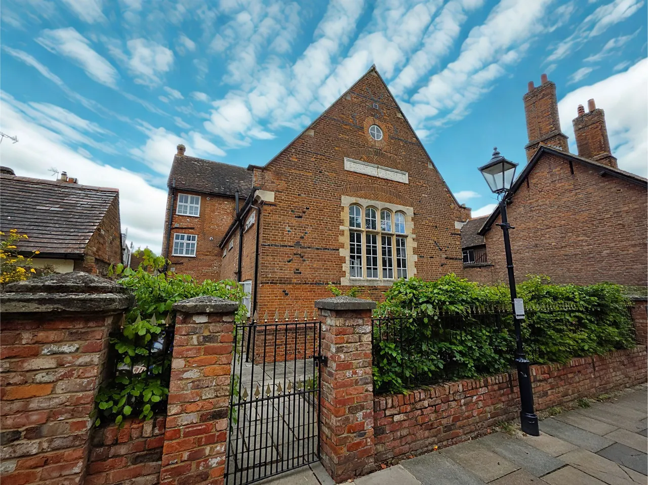 2 bed flat for sale — Pebble Lane, Aylesbury