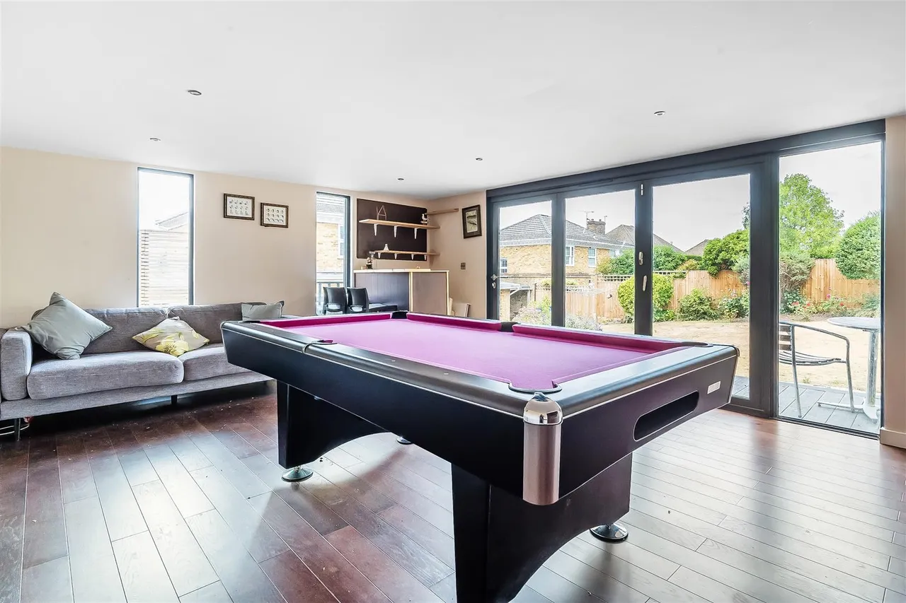Badingham Drive, Fetcham, KT22, photo 12