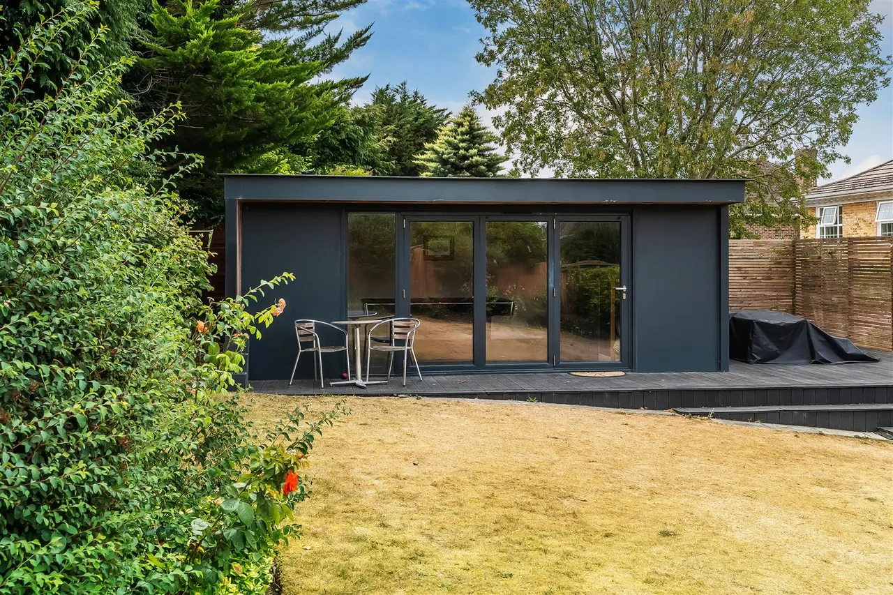 Badingham Drive, Fetcham, KT22, photo 10