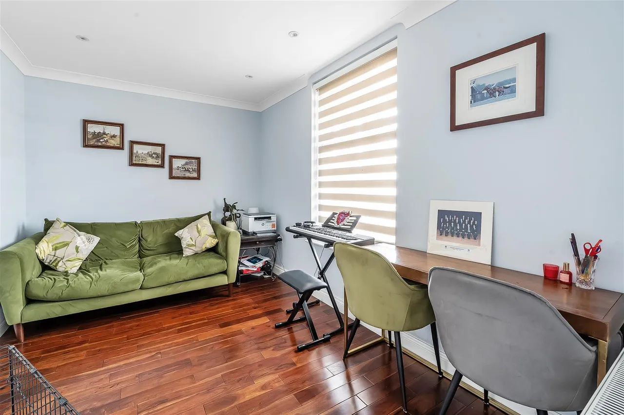 Badingham Drive, Fetcham, KT22, photo 8