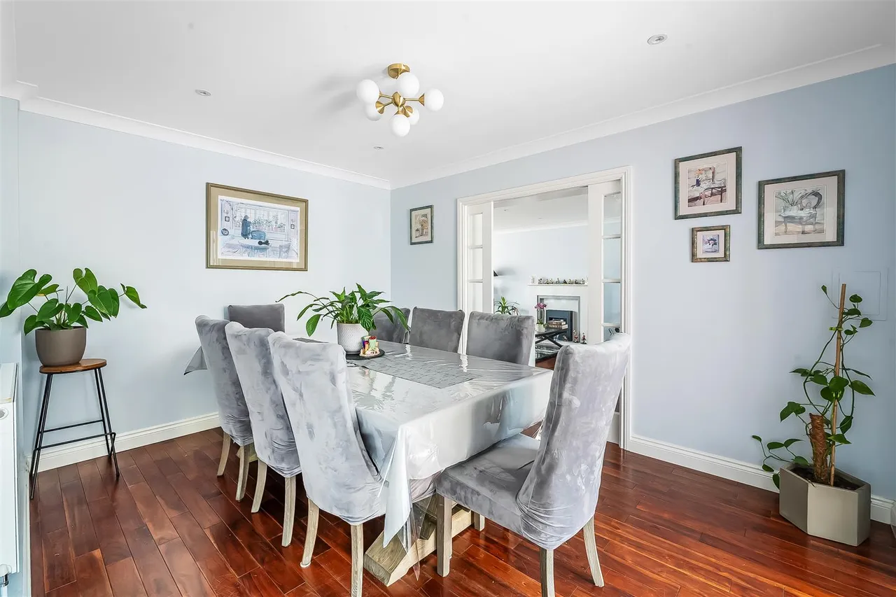 Badingham Drive, Fetcham, KT22, photo 11