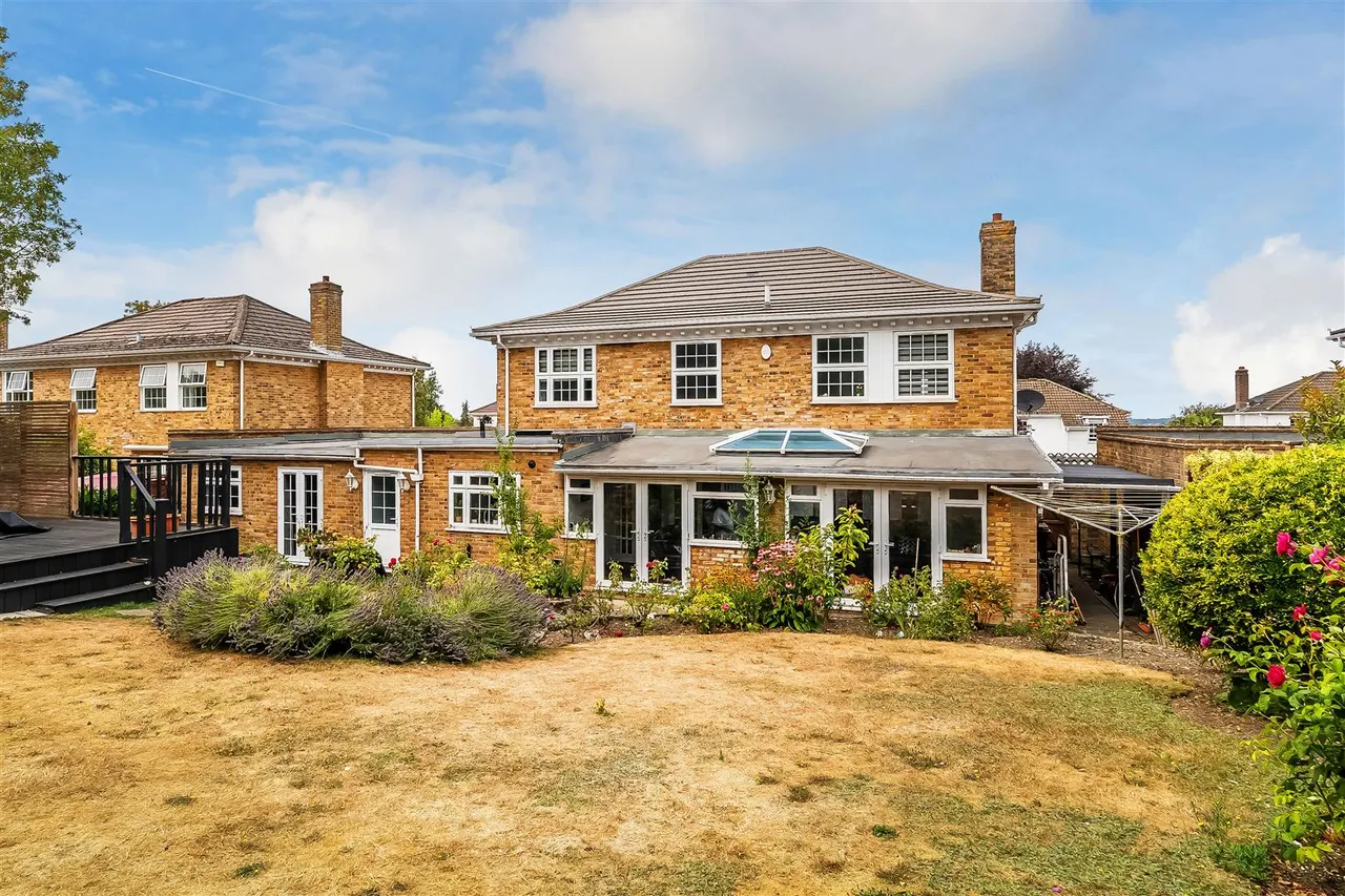 Badingham Drive, Fetcham, KT22, photo 19