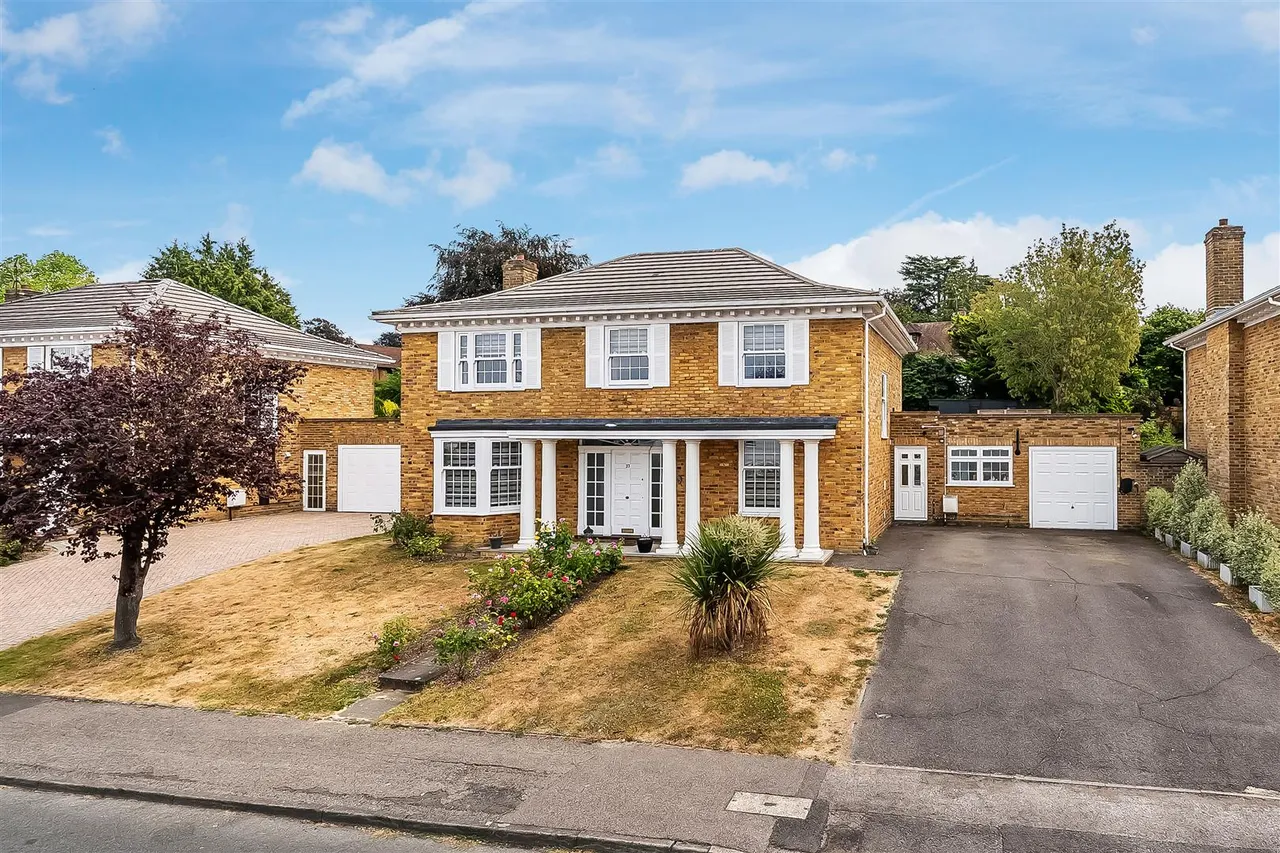 5 bed house for sale, Badingham Drive, Fetcham, KT22