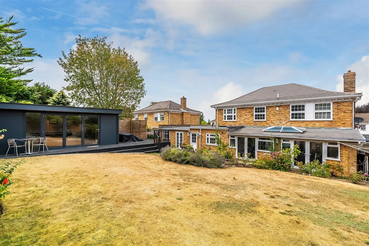 Badingham Drive, Fetcham, KT22, photo 2