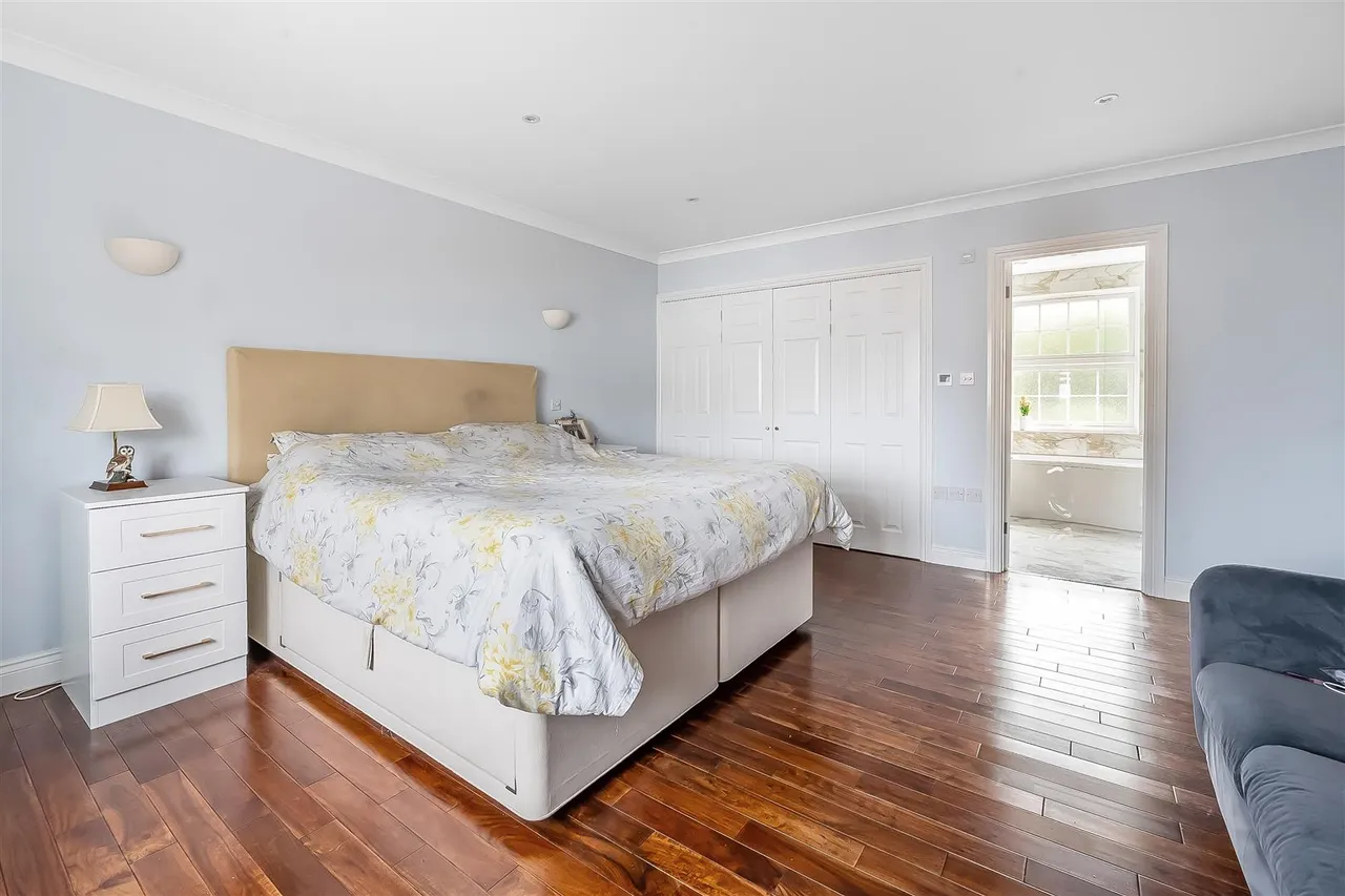 Badingham Drive, Fetcham, KT22, photo 13
