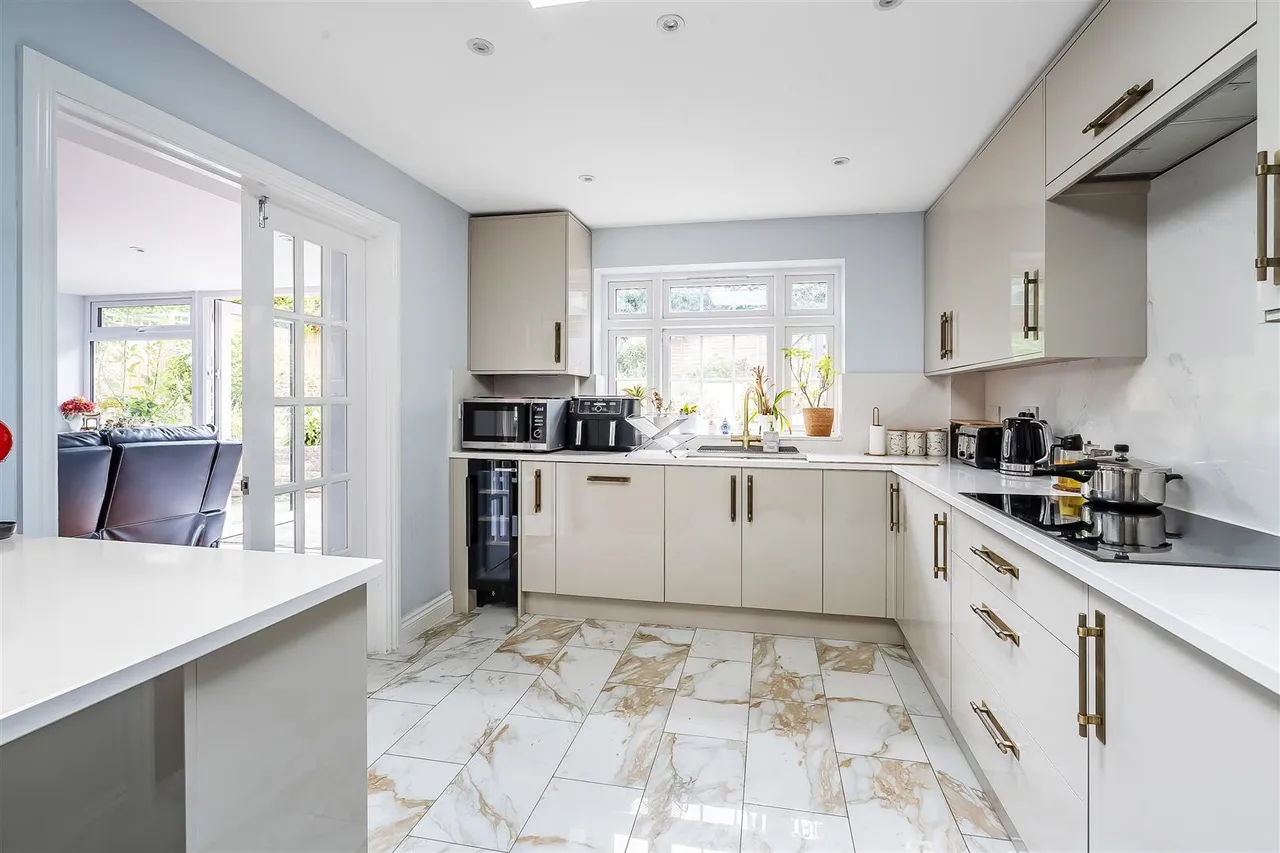 Badingham Drive, Fetcham, KT22, photo 6