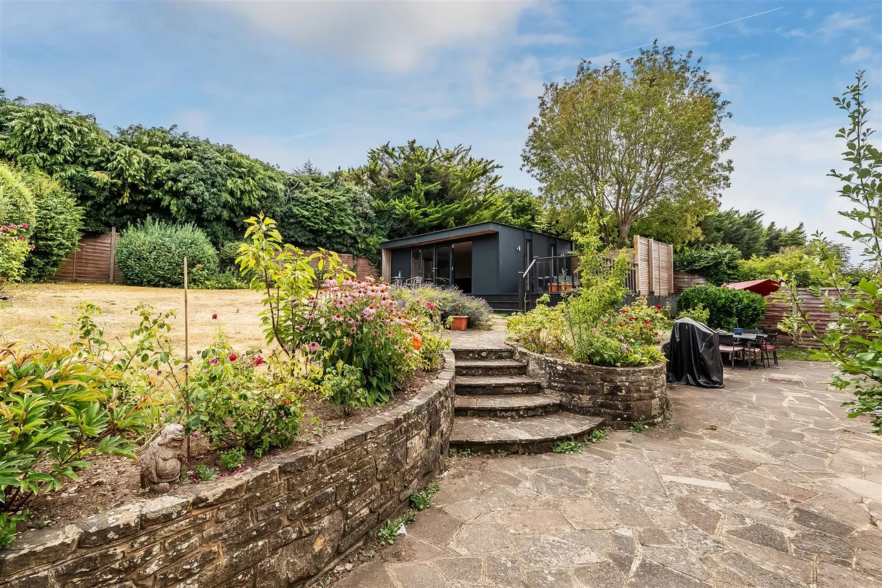 Badingham Drive, Fetcham, KT22, photo 18