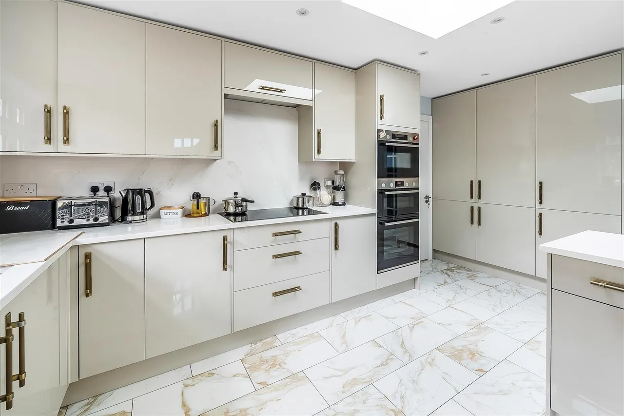 Badingham Drive, Fetcham, KT22, photo 7