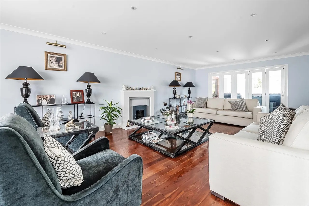 Badingham Drive, Fetcham, KT22, photo 3
