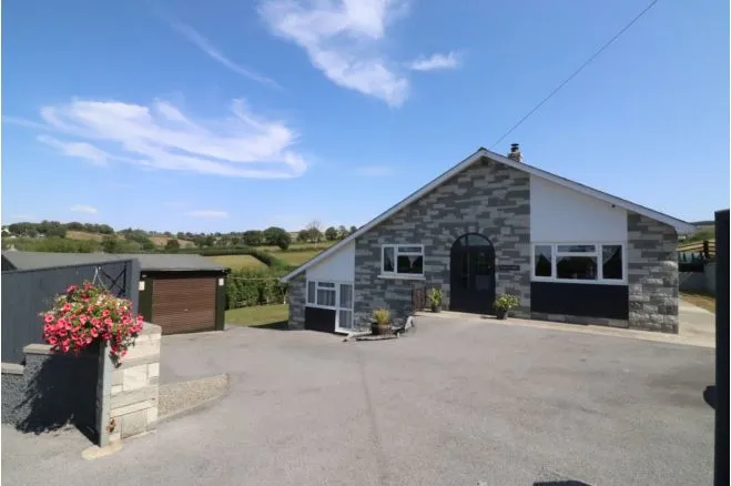 4 bed house for sale — Gwyddgrug, Pencader